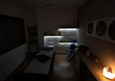 Sala de masaje con luz oscura