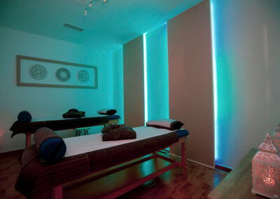 Sala de masaje con luz azul